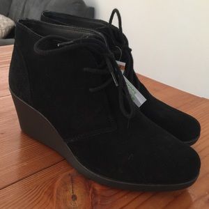 Crocs Leigh Black Suede bootie ankle boot size 9
